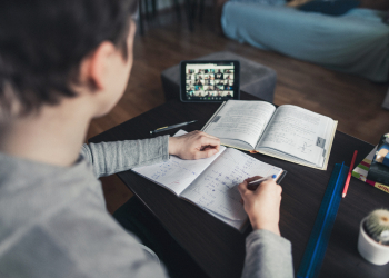 Etudiant travaillant situation de précarité